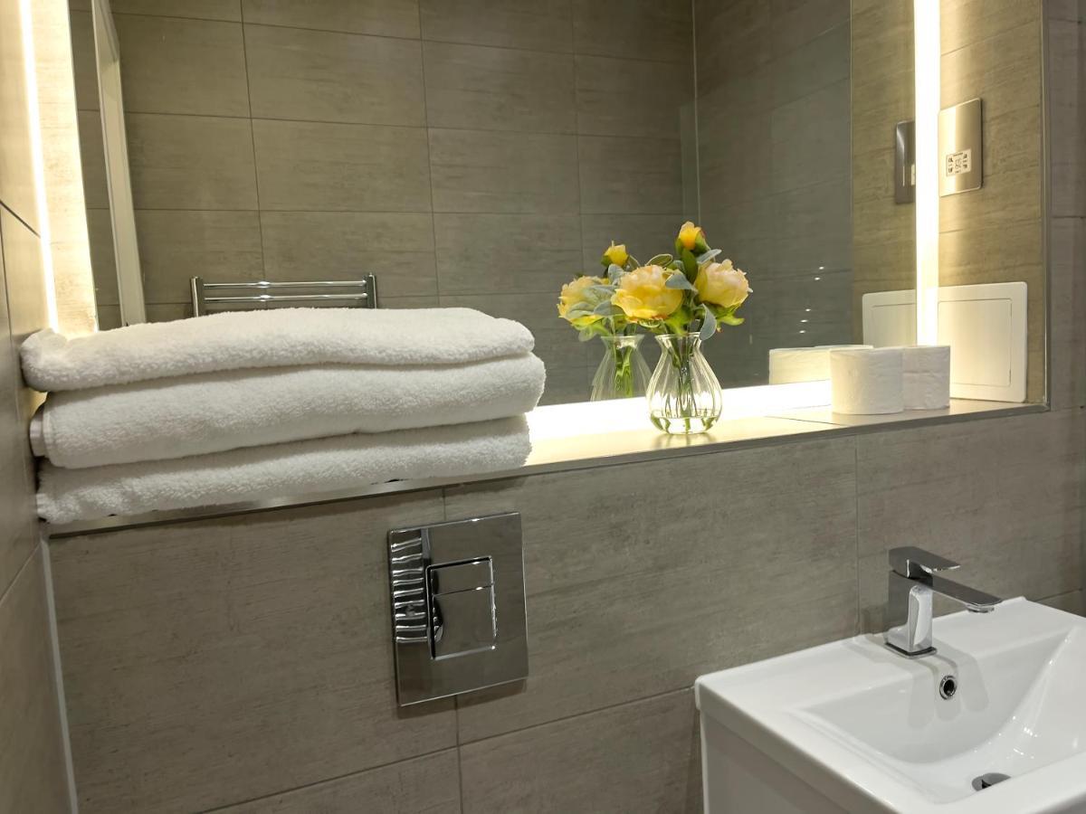 Lovely 2 Double Bedroom Flat With Free Parking - At The Atrium Mk 米尔顿凯恩斯 外观 照片